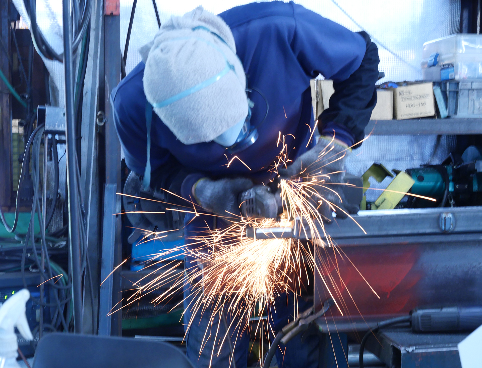 写真：作業中のスタッフ